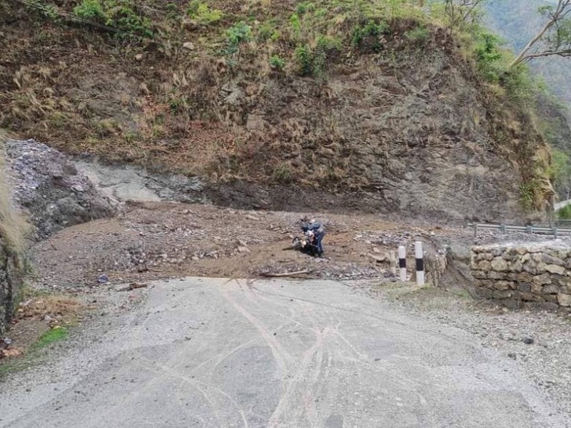 आइतबार चोरमारामा सडक अवरुद्ध हुने